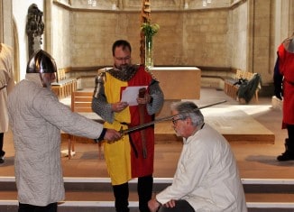 Szene aus der Probe: Knappe Roland erhält den Ritterschlag von Heinrich dem Löwen. Foto: meyermedia