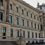 Vor dem Eingang ins Schlossmuseum wird die Jubiläumstorte angeschnitten. Foto: meyermedia