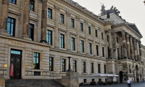 Vor dem Eingang ins Schlossmuseum wird die Jubiläumstorte angeschnitten. Foto: meyermedia