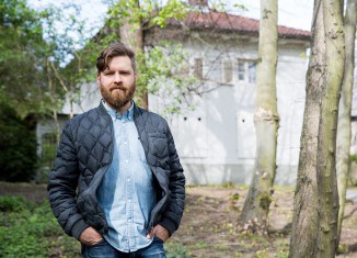 Kevin Schmidt vor dem Gartenhauses Haeckel. Foto: Stadt Braunschweig/Foto: Daniela Nielsen