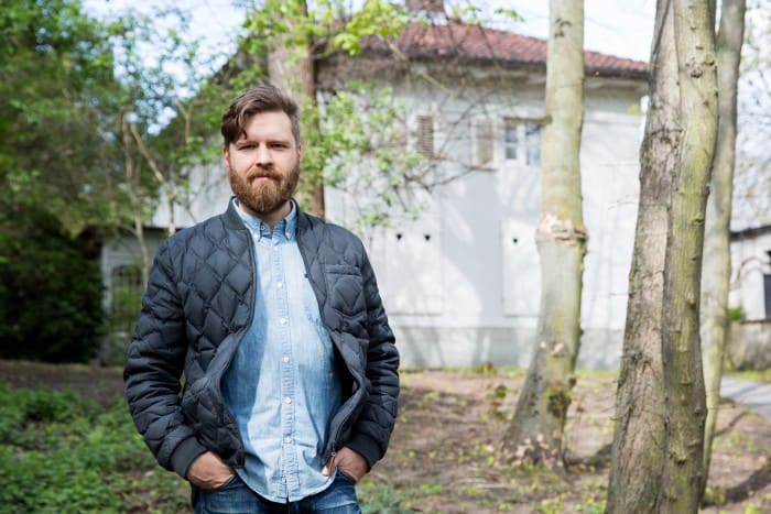 Kevin Schmidt vor dem Gartenhauses Haeckel. Foto: Stadt Braunschweig/Foto: Daniela Nielsen