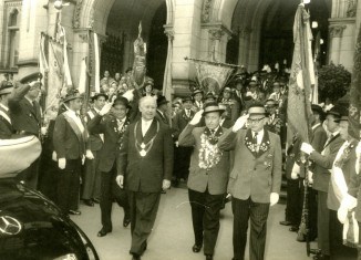 Otto Bennemann (Bildmitte mit Bürgermeisterkette) im Jahr 1958. Foto: Die Braunschweigische Stiftung