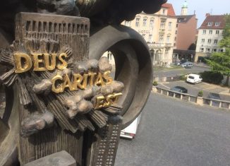 Der Schriftzug Deus Caritas est auf der Christentum-Säule wurde vergoldet. Foto: Joachim Rust