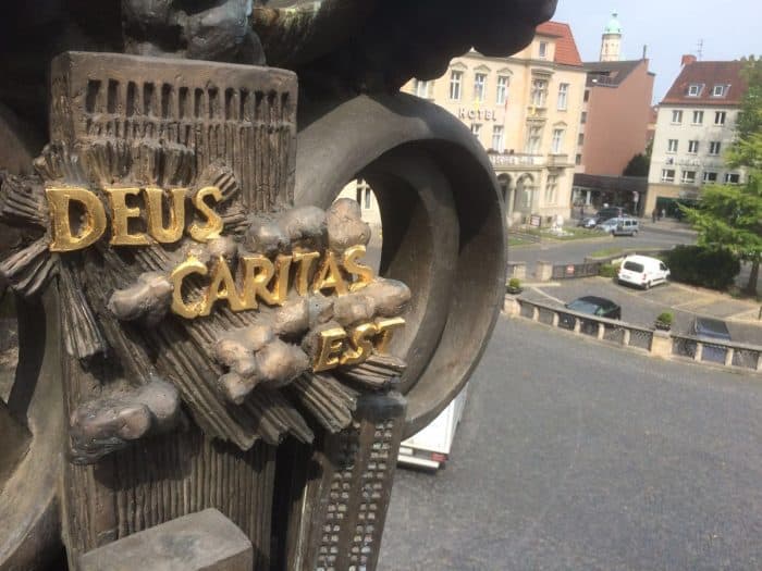 Der Schriftzug Deus Caritas est auf der Christentum-Säule wurde vergoldet. Foto: Joachim Rust