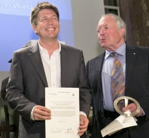 Preisträger Dieter Wieland mit Thies Marsen, der den Förderpreis erhielt. Foto: Die Braunschweigische Stiftung/Peter Sierigk