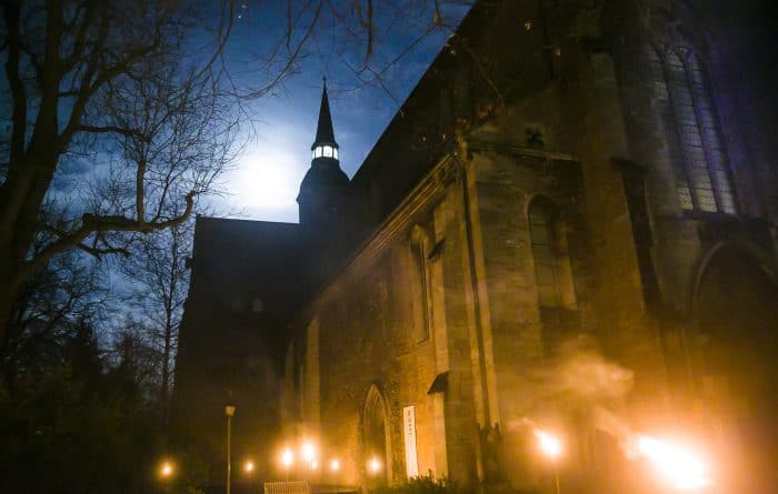 : Die Klosterkirche Riddagshausen im Abendlicht. Foto: Peter Sierigk