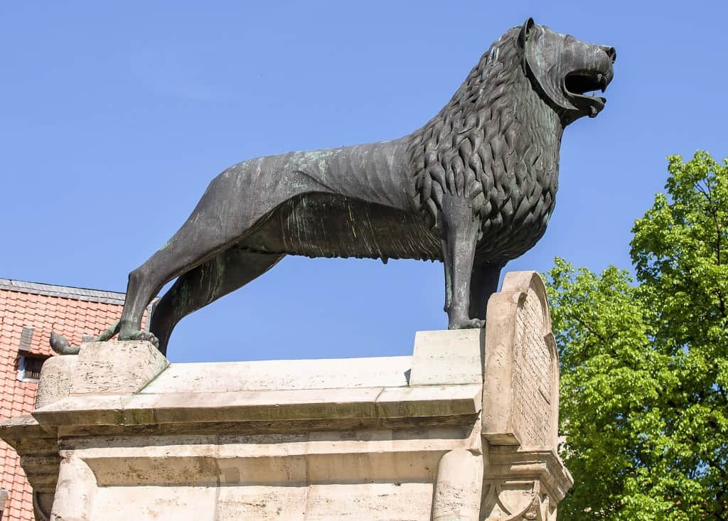 Burglöwe steht seit 850 Jahren!?