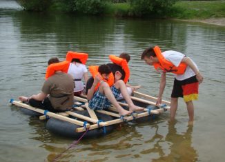 Die 7.2 der Haupt- und Grundschule Pestalozzistraße paddelte mit selbstgebauten Flößen über den Heidbergsee. Foto: Markus Gröchtemeier