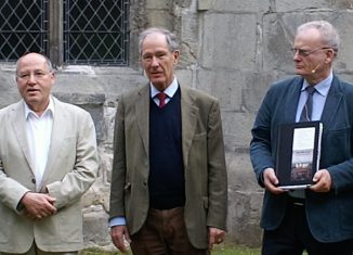 Dr. Gregor Gysi, Mitglied des Deutschen Bundestags für die Linke, Dr. Gert Hoffmann, Präsident der Stiftung Braunschweigischer Kulturbesitz (SBK), Pastor Dr. h.c. Friedrich Schorlemmer vor dem Kloster Walkenried. Foto: Walkenrieder Kreuzgangkonzerte