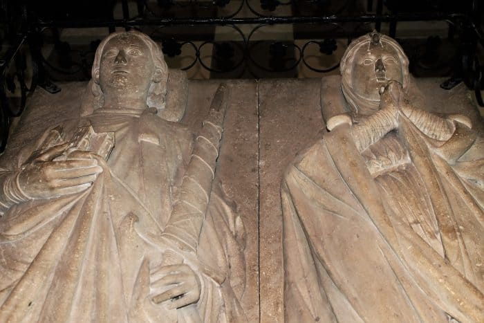 Die Grablage von Heinrich dem Löwen (links) und seiner Frau Mathilde (rechts) im Dom. Foto: meyermedia