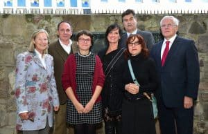 Die Stipendiatinnen in der Mitte von Jurymitgliedern und Vertretern der Braunschweigischen Stiftung (v.l.n.r.): Prof. Dr. Susanne Pfleger, Direktorin der Städtischen Galerie, Wolfsburg, Lars Eckert, Lehrbeauftragter Hochschule für Bildende Künste, Lucie Mercadal, anna.laclaque alias Annette Stricker, Christine Schulz, Axel Richter, Geschäftsführendes Vorstandsmitglied der Braunschweigischen Stiftung, und Gerhard Glogowski Vorstandsvorsitzender der Braunschweigischen Stiftung. Foto: Andreas Greiner-Napp