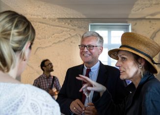 Christoph Schulz, Vorstandsvorsitzender der Braunschweigischen Landessparkasse, im Gespräch mit Dr. Anne Mueller von der Haegen, Kuratorin der Stipendiatenausstellung in der Villa von Amsberg. Foto: Marek Kruszewski