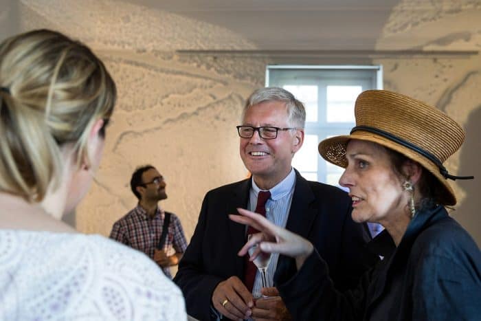 Christoph Schulz, Vorstandsvorsitzender der Braunschweigischen Landessparkasse, im Gespräch mit Dr. Anne Mueller von der Haegen, Kuratorin der Stipendiatenausstellung in der Villa von Amsberg. Foto: Marek Kruszewski