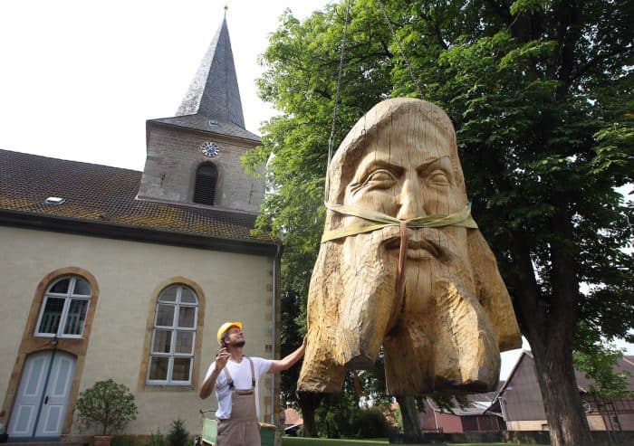 Bildhauer Magnus Kleine-Tebbe und seine Skulptur „Christuskopf“ vor der Kirche in Salzgitter-Lesse. Foto: Stiftung Prüsse/Susanne Hübner