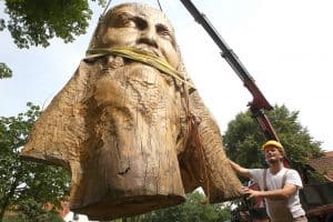 Magnus Kleine-Tebbe dirigiert seine Skulptur. Platz. Foto: Stiftung Prüsse/Susanne Hübner