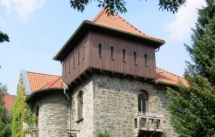 Die Kopie des Burgtums der Burg Danwarderode am Haus Hochstraße 21. Foto: Thomas Ostwald