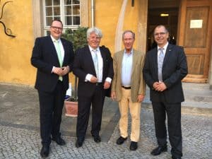 Heiko Breithaupt, Bürgermeister der Stadt Blankenburg, Orchesterdirektor Martin Weller, SBK-Präsident Dr. Gert Hoffmann und André Gast (v.l.n.r.), Vorstand des Vereins Rettung Schlosses Blankenburg, vor der Veranstaltung. Foto: SBK