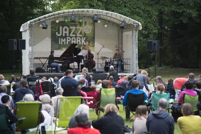 Eine Bühne, eine gute Band, eine schöne Rasenfläche und interessiertes Publikum – mehr braucht es nicht für „Jazz im Park“ (Szene aus 2015). Foto: Braunschweigische Landschaft/Sebastian Schollmeyer