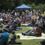 Die Zuhörer sitzen auf mitgebrachten Decken und Campingstühlen (Szene aus 2015). Foto: Braunschweigische Landschaft/Sebastian Schollmeyer