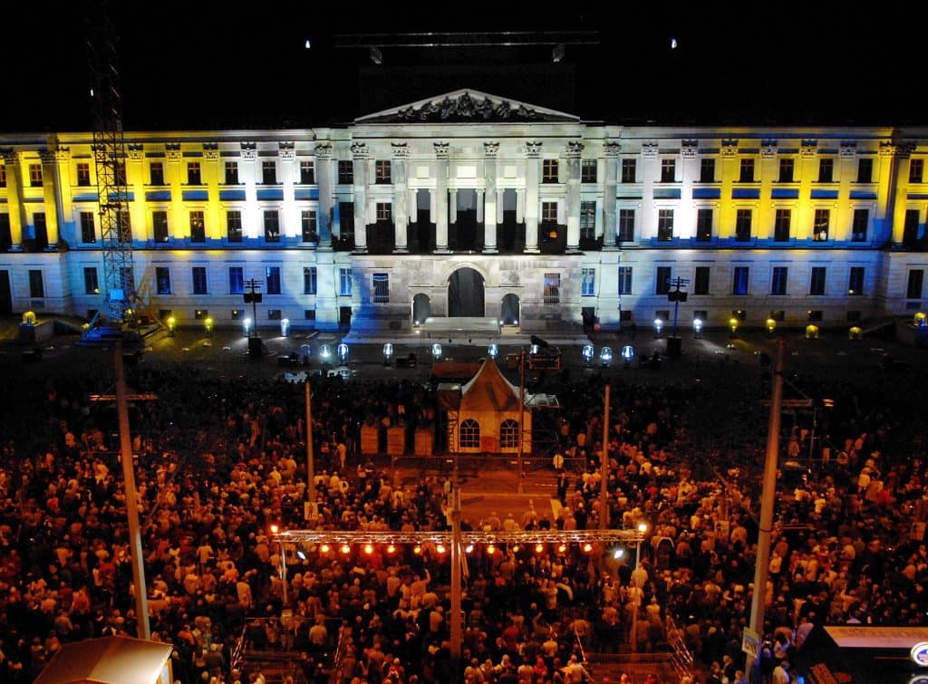 Die Schloss­fas­sade in Blau und Gelb