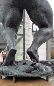 Tritt sich Herkules die Füße auf dem Löwenkopf ab? Foto: Thomas Ostwald
