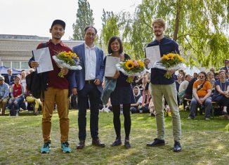 Die Meisterschüler (v.l.n.r.) Erik Muhammad Pauhrizi, Jie Jie Ng und Jonny Isaak mit Tobias Henkel, Direktor Stiftung Braunschweigischer Kulturbesitz. Foto: HBK/Inga Barnick