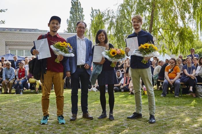 Die Meisterschüler (v.l.n.r.) Erik Muhammad Pauhrizi, Jie Jie Ng und Jonny Isaak mit Tobias Henkel, Direktor Stiftung Braunschweigischer Kulturbesitz. Foto: HBK/Inga Barnick