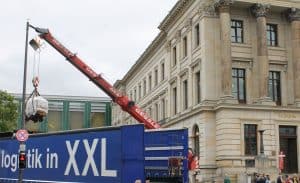 Der Förderwagen kam als Schwertransport. Foto: meyermedia