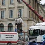 Per Kran wurde er in die Glabox gehievt. Foto: meyermedia