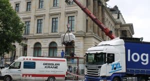 Per Kran wurde er in die Glabox gehievt. Foto: meyermedia