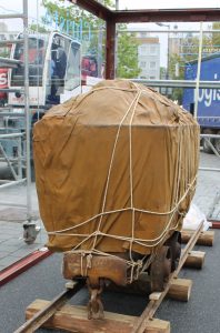 Der Förderwagen wird von oben von einem Aluminiuem-Dach geschützt. Foto: meyermedia