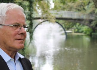 Gerhard Glogowski an der Drachenbrücke mit der Lichtinstallation „Flashback“. Foto: meyermedia