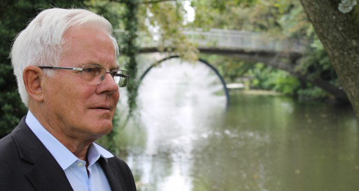 Gerhard Glogowski an der Drachenbrücke mit der Lichtinstallation „Flashback“. Foto: meyermedia