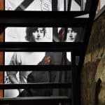 Blick durch die Treppe der Jakob-Kemenate auf ein Foto von John Lennon. Foto: Prüsse Stiftung/Andreas Greiner-Napp