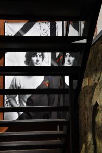 Blick durch die Treppe der Jakob-Kemenate auf ein Foto von John Lennon. Foto: Prüsse Stiftung/Andreas Greiner-Napp