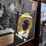 Die Goldene Schallplatte die John Lennon für seinen letzten Song „Woman“ ehielt. Foto: Prüsse Stiftung/Andreas Greiner-Napp