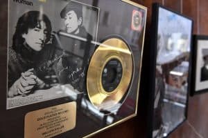 Die Goldene Schallplatte die John Lennon für seinen letzten Song „Woman“ ehielt. Foto: Prüsse Stiftung/Andreas Greiner-Napp