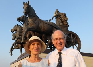 Das Ehepaar Erika und Richard Borek vor der Quadriga des Braunschweiger Schlosses. Foto: meyermedia