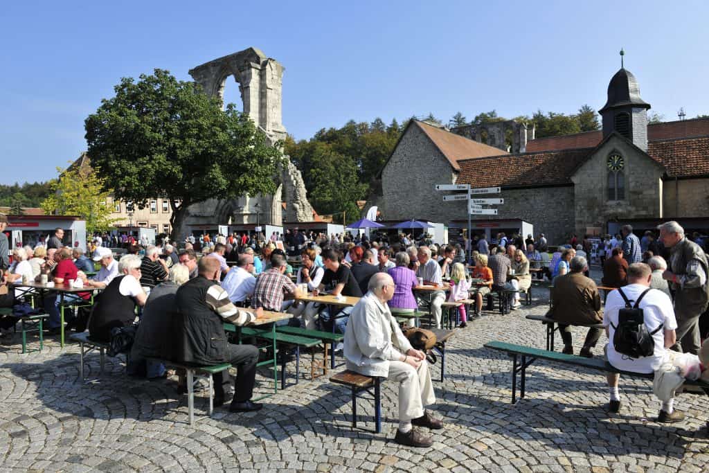 Buntes Treiben vor faszi­nie­render Kulisse