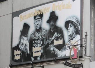 Rechen-August, Deutscher Hermann, Teeonkel und Harfen-Agnes an der Fassade des ehemaligen Geschäfts von Schugmacher-Meister Goerke am Platz der Deutschen Einheit. Foto: meyermedia