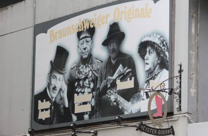 Rechen-August, Deutscher Hermann, Teeonkel und Harfen-Agnes an der Fassade des ehemaligen Geschäfts von Schugmacher-Meister Goerke am Platz der Deutschen Einheit. Foto: meyermedia