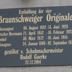 Gedenktafel an die Braunschweiger Originale unterhalb des Plakats. Foto: meyermedia