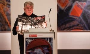 Gerd Winner erläuterte bei der Eröffnung die Ausstellung. Foto: Andreas Greiner-Napp