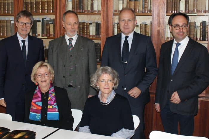 Mechthild von Veltheim, Domina des Klosters St. Marienberg, und Kuratorin Dr. Ursula Röper (vorne von links) stellten das Helmstedter Konzept vor. Im Hintergrund (von links), Oberlandesrkirchenrat Thomas Hofer, Erster Stadtrat Henning Konrad Otto, Landrat Gerhard Radeck und SBK-Direktor Tobias Henkel. Foto: meyermedia