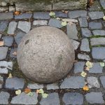 Die große Steinkugel sollen noch von der „Faulen Mette“ stammen. Foto: Thomas Ostwald