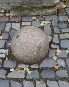 Die große Steinkugel sollen noch von der „Faulen Mette“ stammen. Foto: Thomas Ostwald