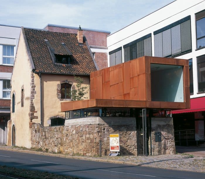 Die Fassade des Anbaus der Kemenate am Hagenmarkt aus Corten-Stahl beeindruckte die Jury. Foto: Niedersächsische Sparkassenstiftung/Jutta Brüdern