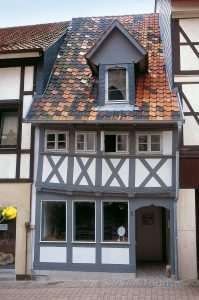 Eines der schmalsten Fachwerkhäuser in Schöningen ist fein restauriert worden. Foto: Niedersächsische Sparkassenstiftung/Jutta Brüdern
