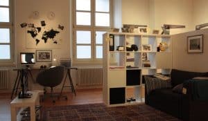 In dem Jugendzimmer mit Sofaecke und Schreibtisch können die Ausstellungsbesucher die Aktivitäten der Jugendlichen verfolgen. Foto: Meike Buck