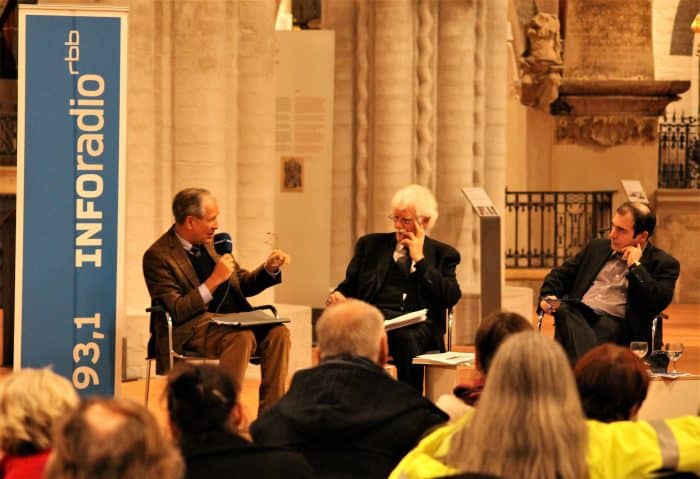 SBK-Präsident Gert Hoffmann (links) diskutiert mit Berlins früherem Stadtbaurat Hans Stimmann und Moderator Harald Asel (rechts). Foto: meyermedia